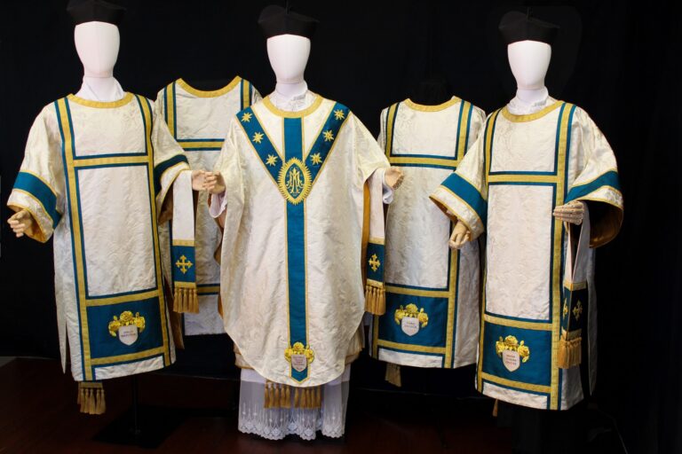 Mass_of_Americas_chasuble_dalmatics_SM