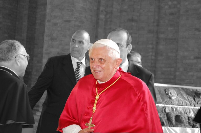 pope-2073854_1920